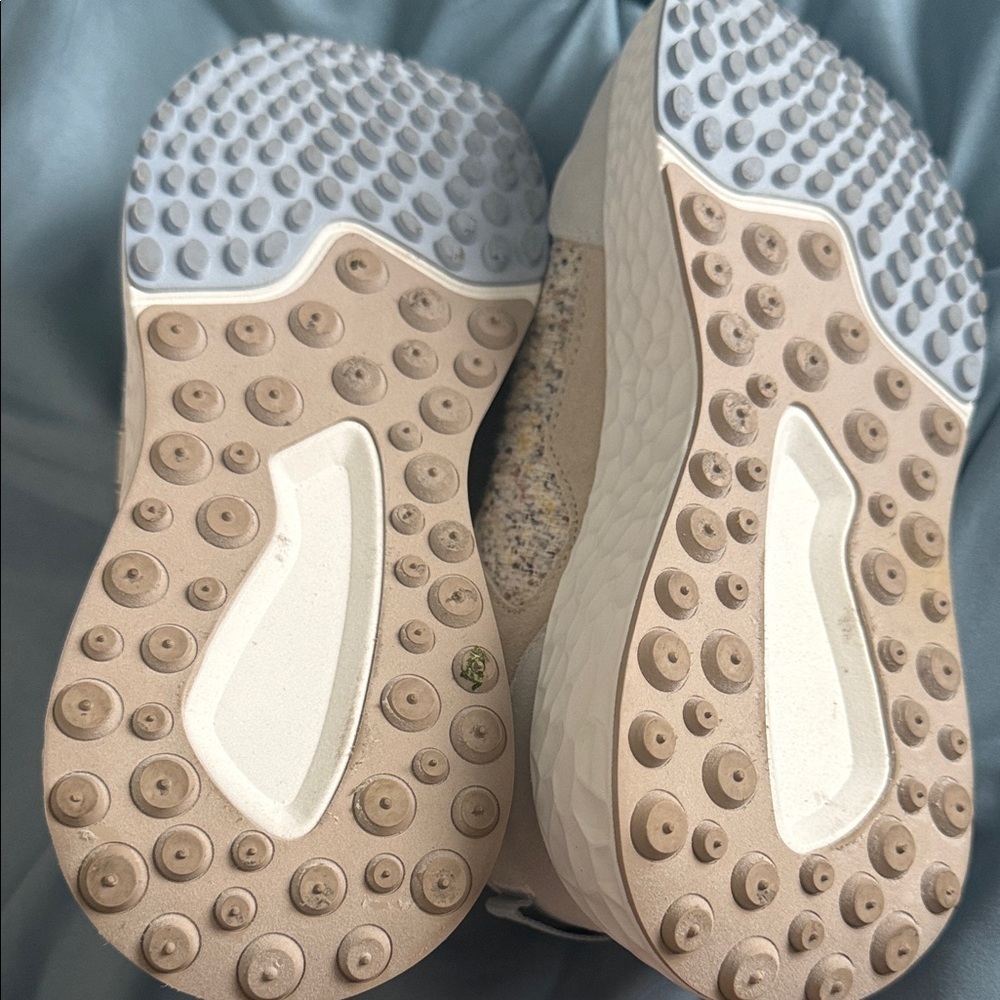 Vintage Havana Beige and Gold Textured Sneakers - Picture 3 of 4